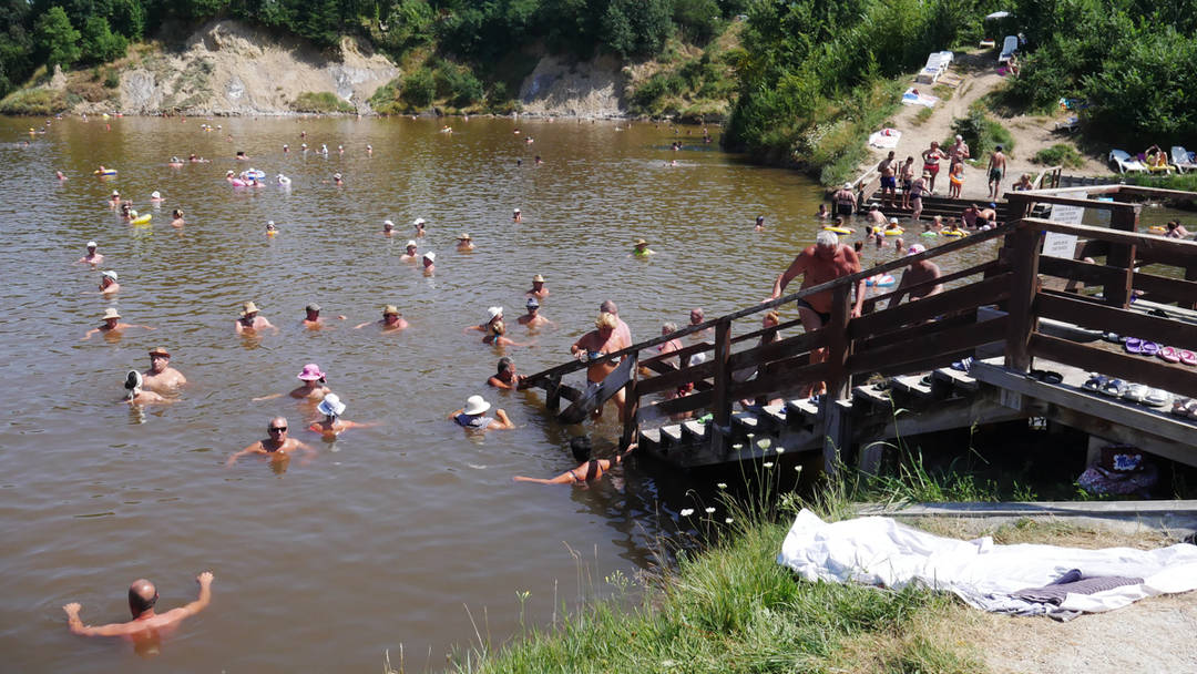 video reportaj - litoralul ardealului la fel de aglomerat ca la mamaia -”vin aici de 30 de ani. nămolul mă întinerește”