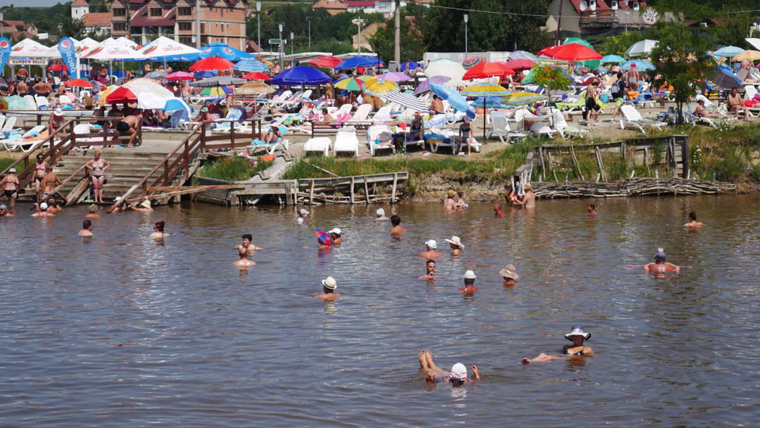 video reportaj - litoralul ardealului la fel de aglomerat ca la mamaia -”vin aici de 30 de ani. nămolul mă întinerește”