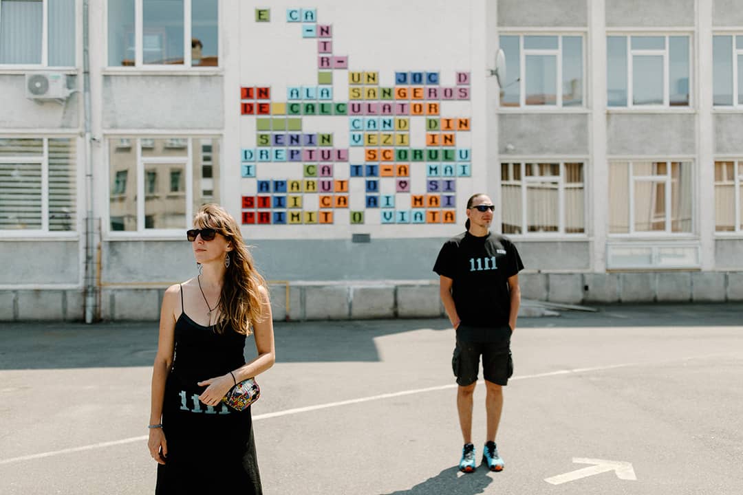 prima poezie murală animată se poate citi pe zidul unui colegiu din sibiu