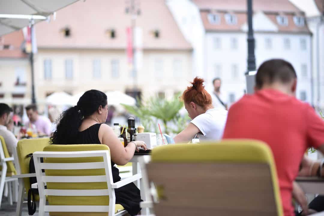 lista cu toate restricțiile care intră în vigoare de luni la sibiu - certificatul verde obligatoriu și la terase