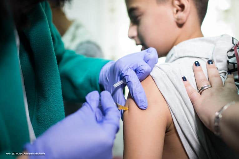 Copiii care se vaccinează anti-COVID ar putea primi vouchere de 100 de lei