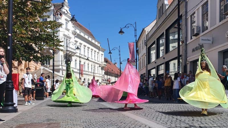 video foto am luat ”pulsul” fits-ului. primele spectacole stradale au încântat publicul de pe bălcescu