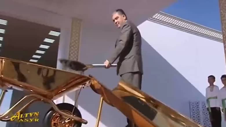 VIDEO Preşedintele Turkmenistanului a inaugurat un șantier cu o lopată și o roabă făcute din aur