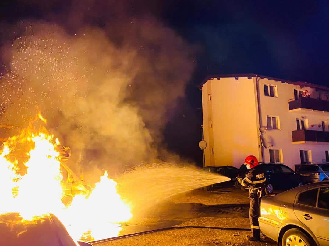 FOTO Autoutilitară în flăcări la Şelimbăr - 50 de intervenţii ISU Sibiu în ultimele 24 de ore