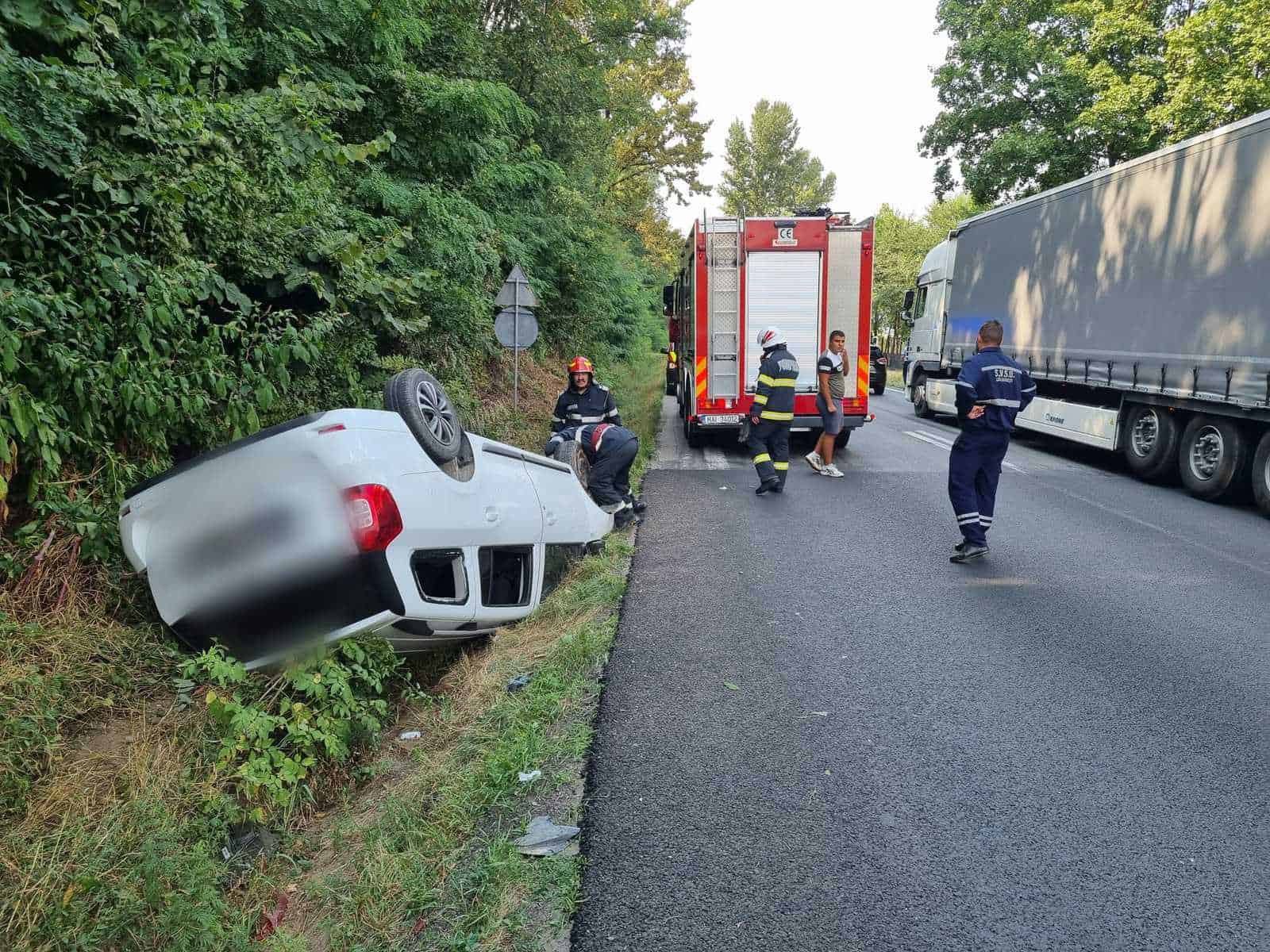 video: mașină cu roțile în sus pe dn7 la seaca - victimă dusă la spital