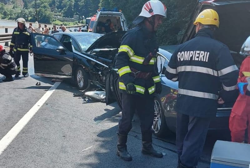 video foto - accidentul dintre câineni și lazaret - nouă persoane rănite