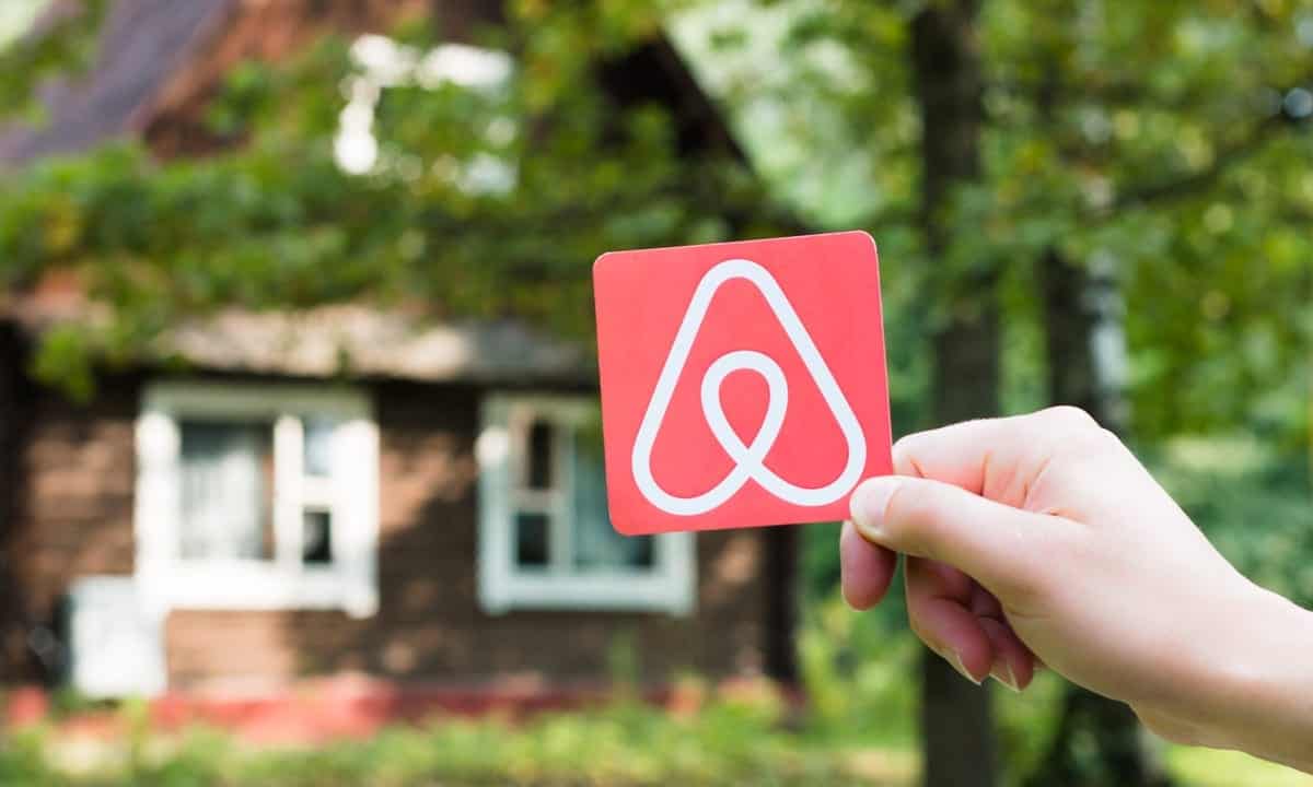 airbnb va găzdui aproximativ 20.000 de refugiați afgani