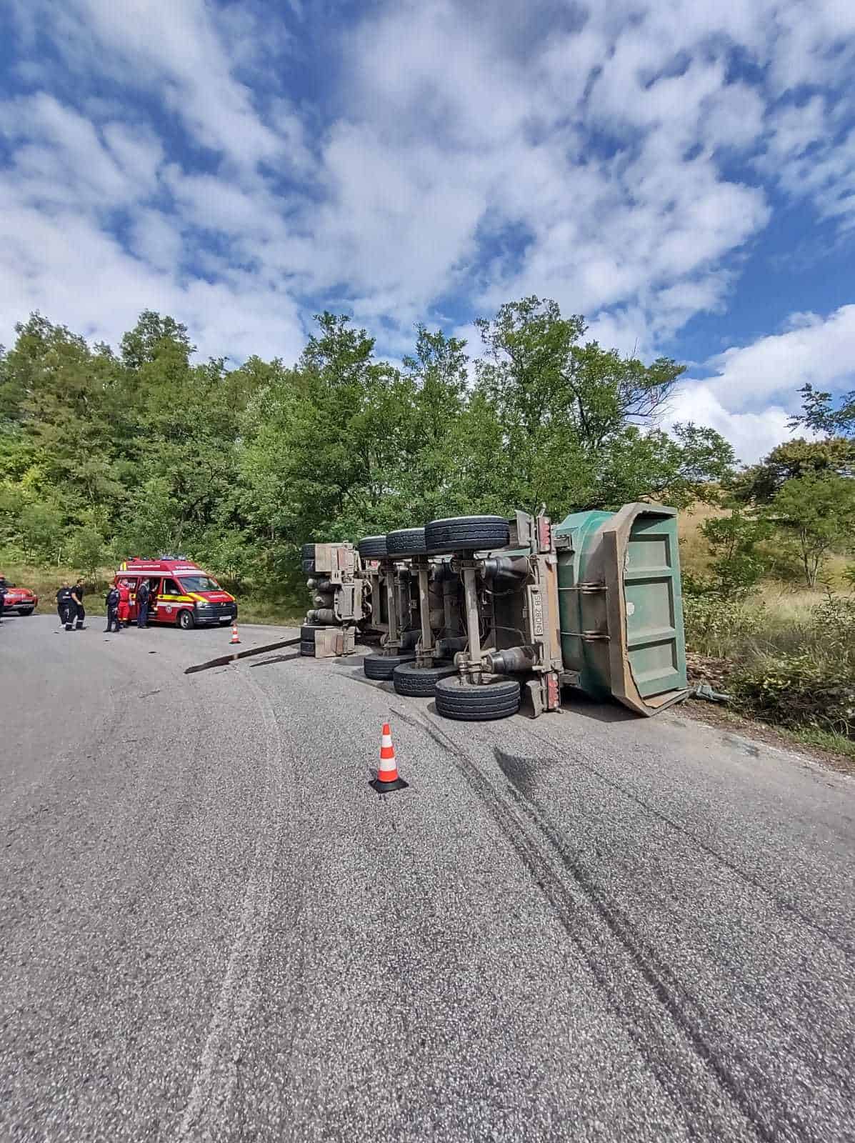 foto: autobasculantă răsturnată pe marginea drumului între chirpăr și vard