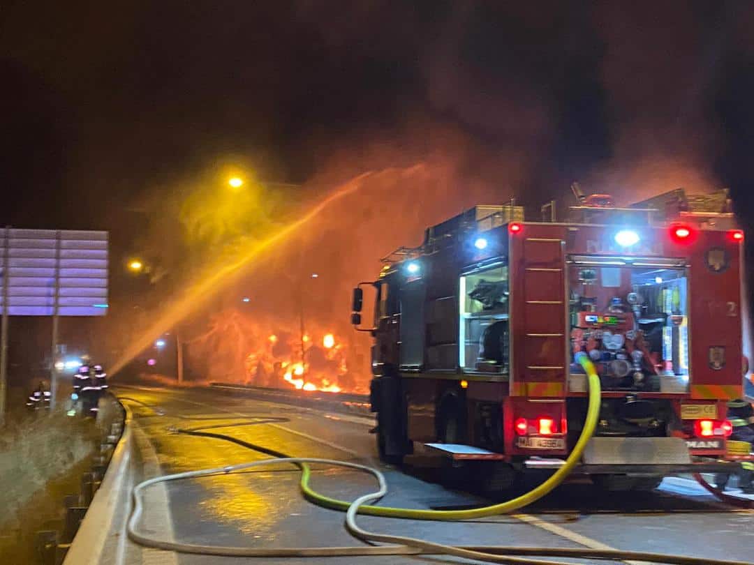 foto tir in flăcări la ieșirea din sibiu spre agnita - remorca s-a făcut scrum