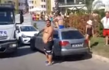 video - pățania unor sibieni în bulgaria. s-au urcat pe capotă ca să nu le ridice mașina