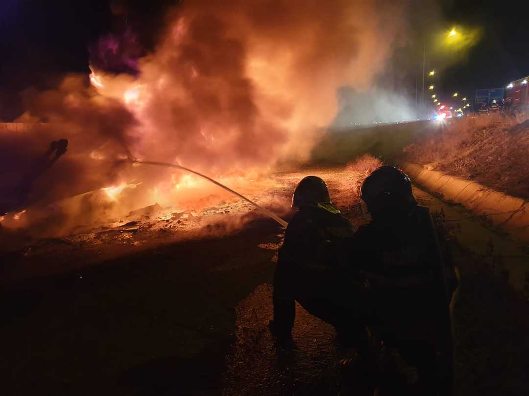 foto tir in flăcări la ieșirea din sibiu spre agnita - remorca s-a făcut scrum