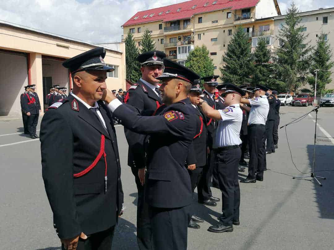 foto aproape nouăzeci de pompieri sibieni au fost înaintaţi în grad