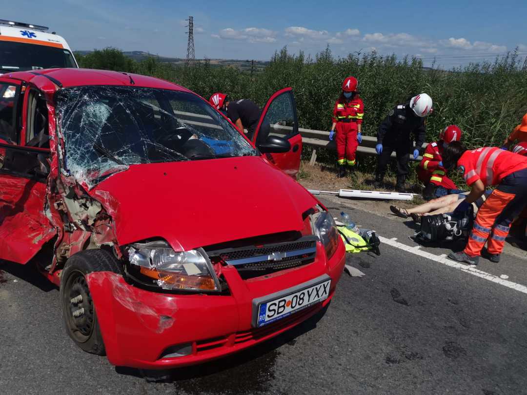 foto accident pe dn 1 între un tir şi o maşină de sibiu - o femeie a ajuns la spital