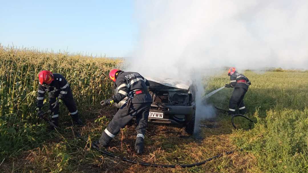 incendiu puternic la un autoturism parcat în câmp, la șura mare - flăcările amenințau culturile