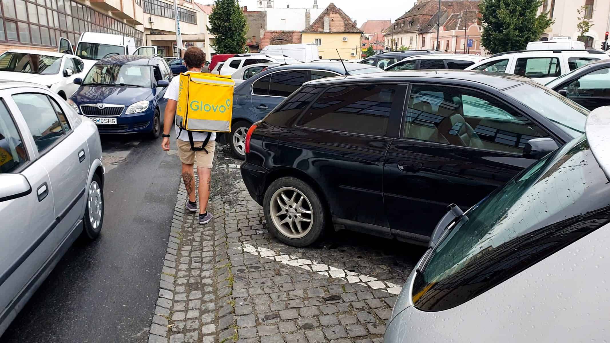 livratorii de mâncare cer locuri de parcare speciale în sibiu - „nu avem unde lăsa mașinile. suntem amendați dacă stăm pe avarii”