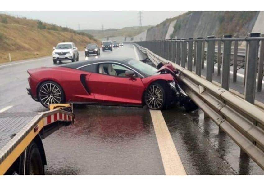 mclaren de 200.000 de euro distrus pe autostrada transilvania. șoferul a întrat în parapeți