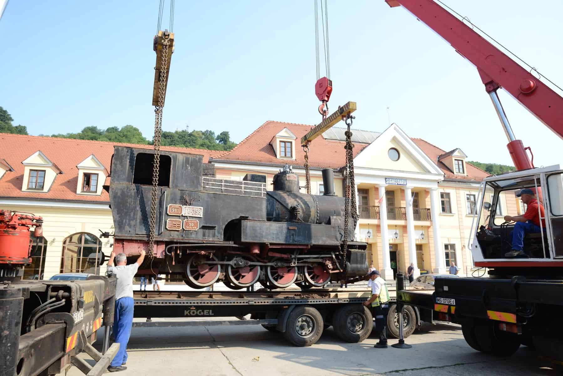 FOTO: Prima dintre locomotivele mocăniței sibiene s-a întors acasă după 26 de ani