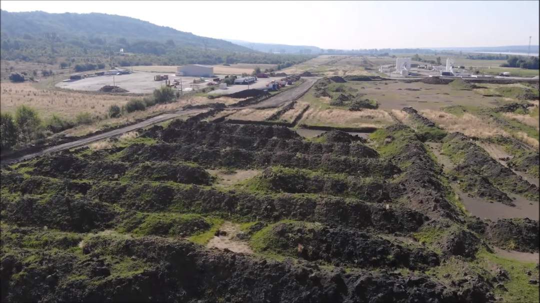 video imagini cu tronsonul cinci al autostrăzii sibiu-piteşti - au apărut staţiile de asfalt şi sute de utilaje