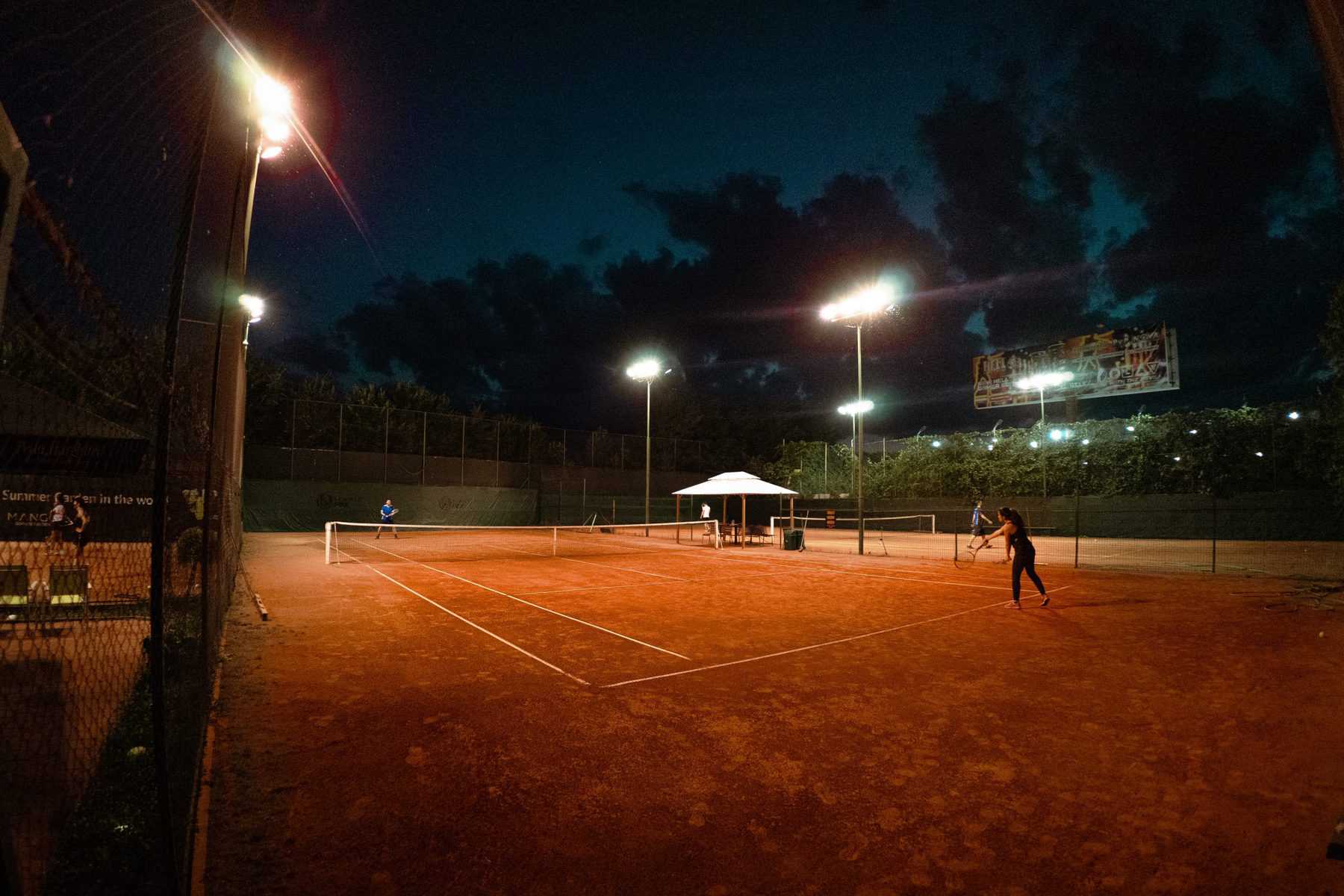 cel mai nou club de tenis din sibiu - la tennis fox înveți să joci ca un profesionist