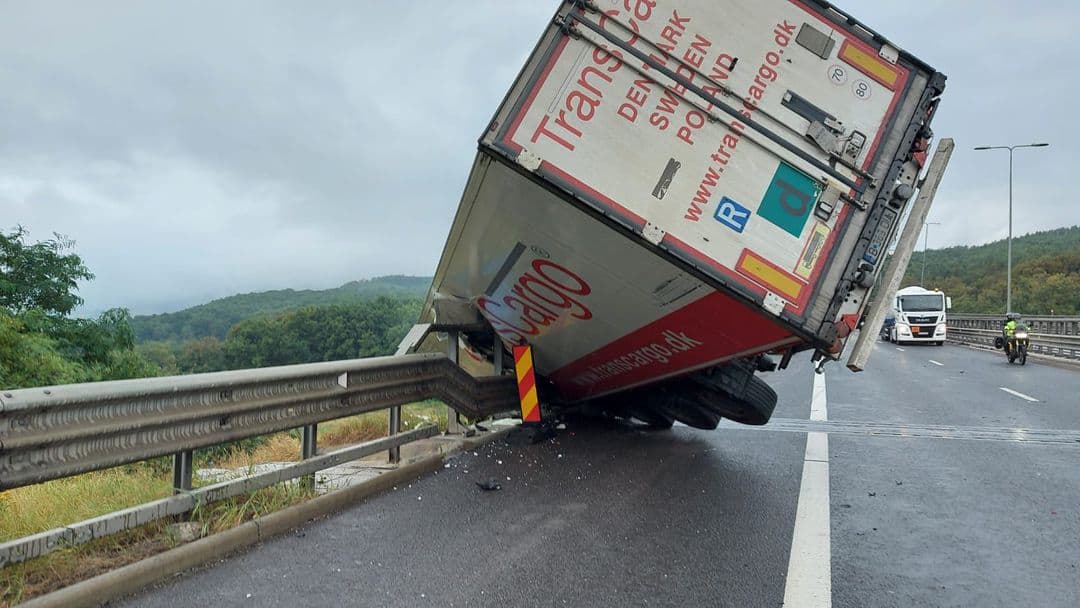 foto: tir înfipt în parapet pe autostradă la cristian