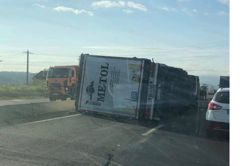 Trafic blocat la Veștem - TIR răsturnat pe șosea