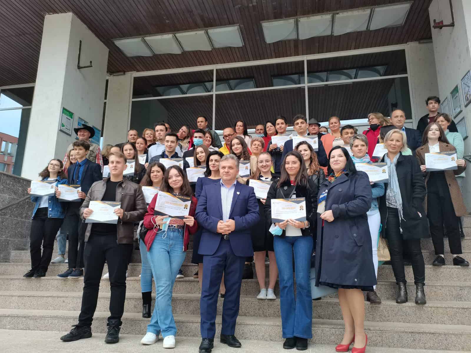 Elevii cu note mari la Evaluarea Naţională şi BAC din Mediaş au fost premiaţi de municipalitate