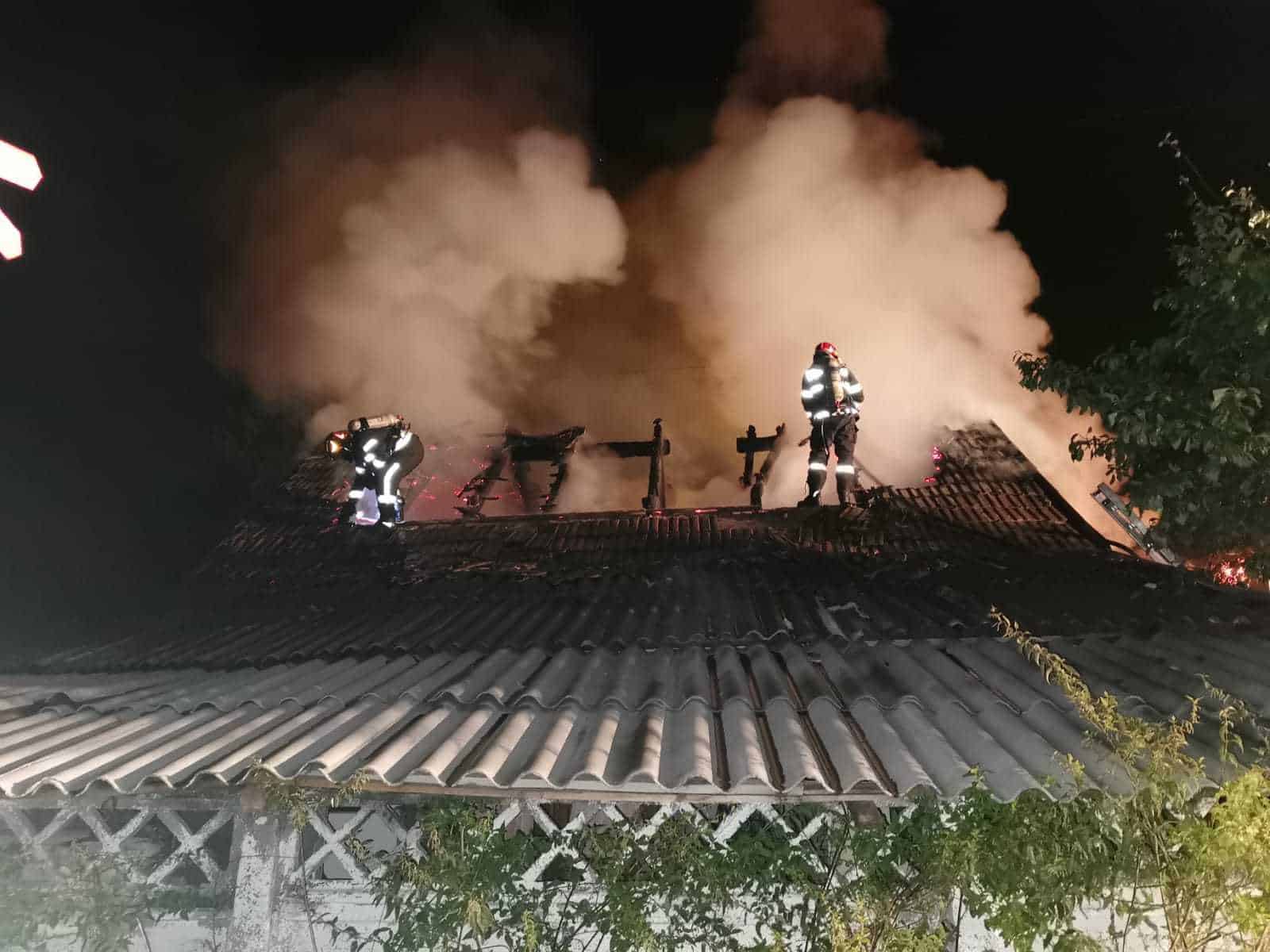 incendiu pe strada tomis din sibiu - a luat foc acoperișul unei case