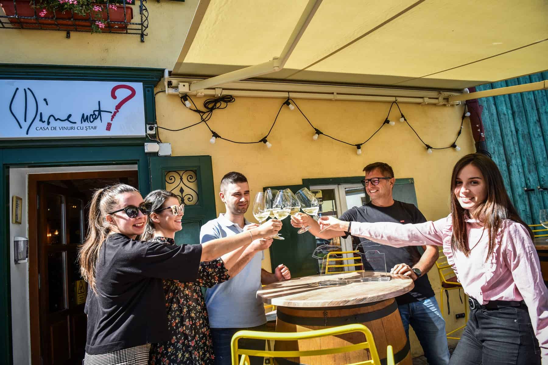 au fost desemnate cele mai frumoase terase din sibiu - wine not, nod și cotton. terasa arini, cea mai populară.