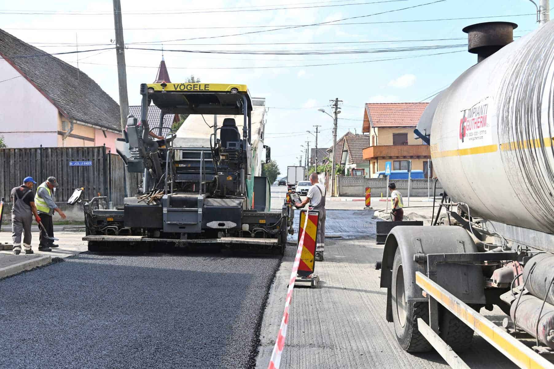 FOTO - Strada Țiglari primește un strat nou de asfalt