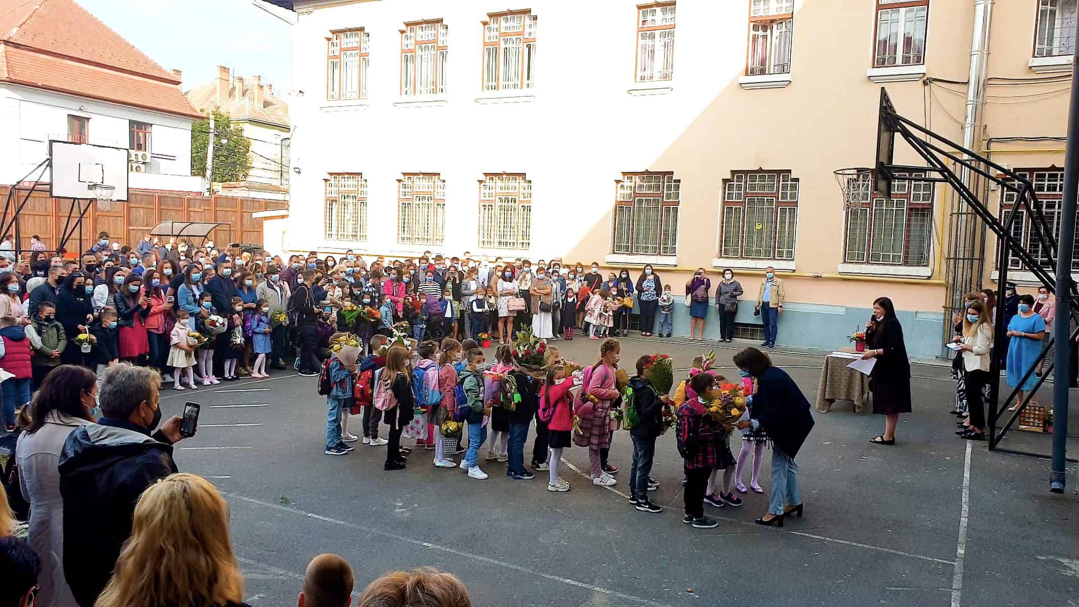 video: prima zi de școală la sibiu - elevii cu mască și flori, emoționați că se reîntorc în bănci