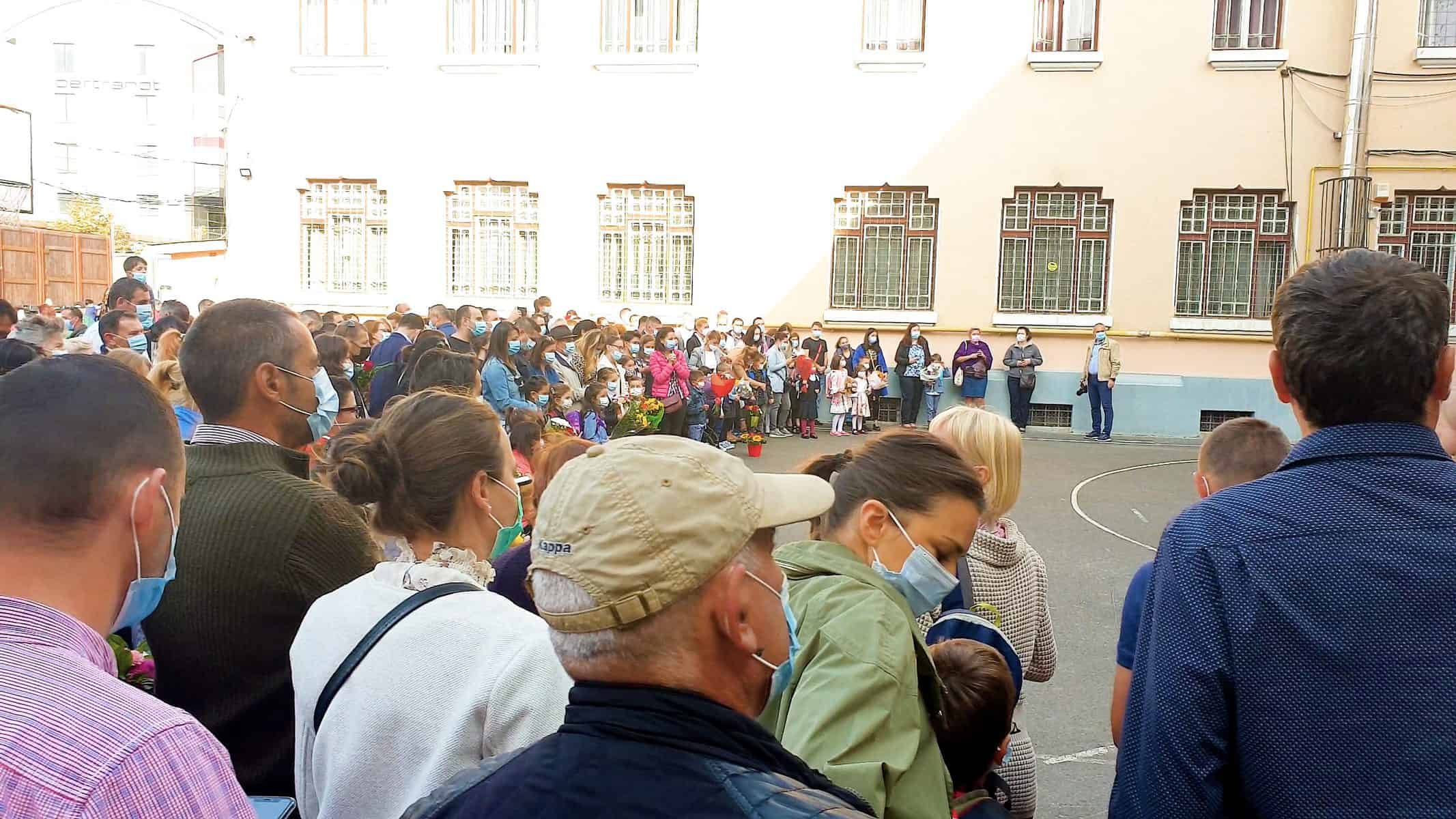 video: prima zi de școală la sibiu - elevii cu mască și flori, emoționați că se reîntorc în bănci