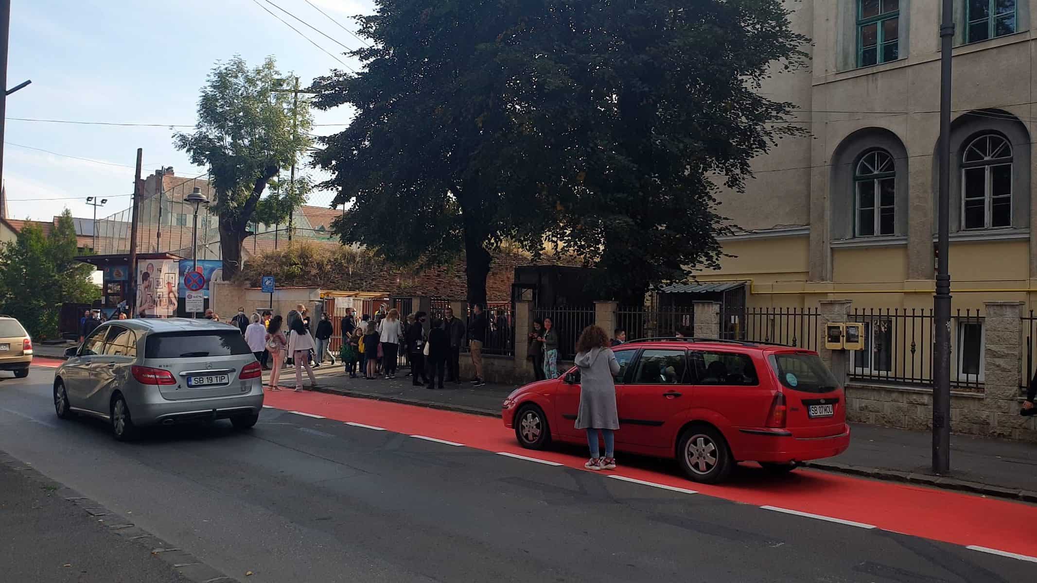 foto: eșecul culoarelor speciale de la școlile din sibiu - părinții parchează cu nonșalanță pe ele