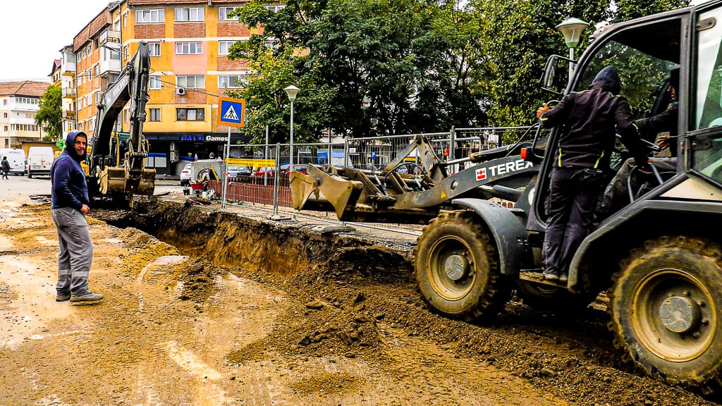 video foto - lucrările din ștrand, motiv de nemulțumire pentru locatarii – „execuție greoaie și copaci tăiați”