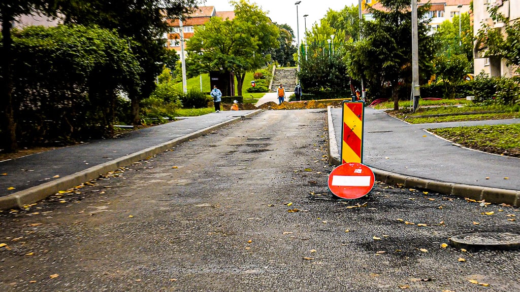 video foto - lucrările din ștrand, motiv de nemulțumire pentru locatarii – „execuție greoaie și copaci tăiați”