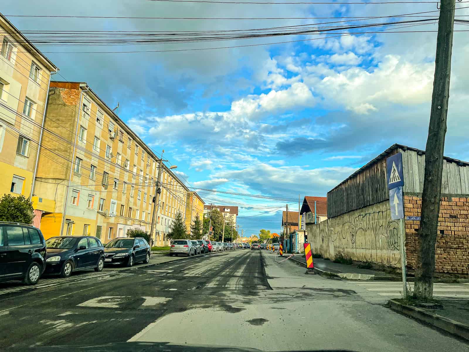 video foto: lucrări de modernizare pe strada țiglarilor - se toarnă asfalt nou