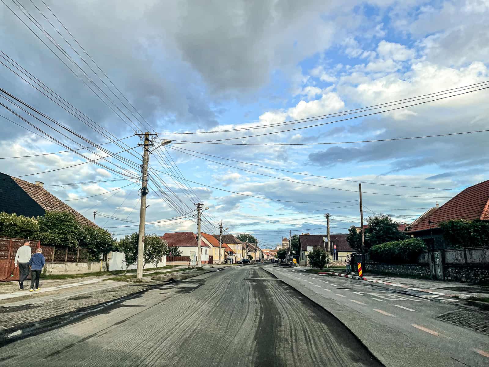 video foto: lucrări de modernizare pe strada țiglarilor - se toarnă asfalt nou