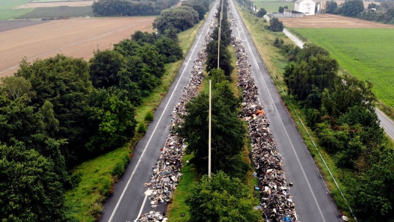 O autostradă din Belgia a fost transformată în groapă de gunoi pentru deşeurile lăsate în urmă de inundaţii