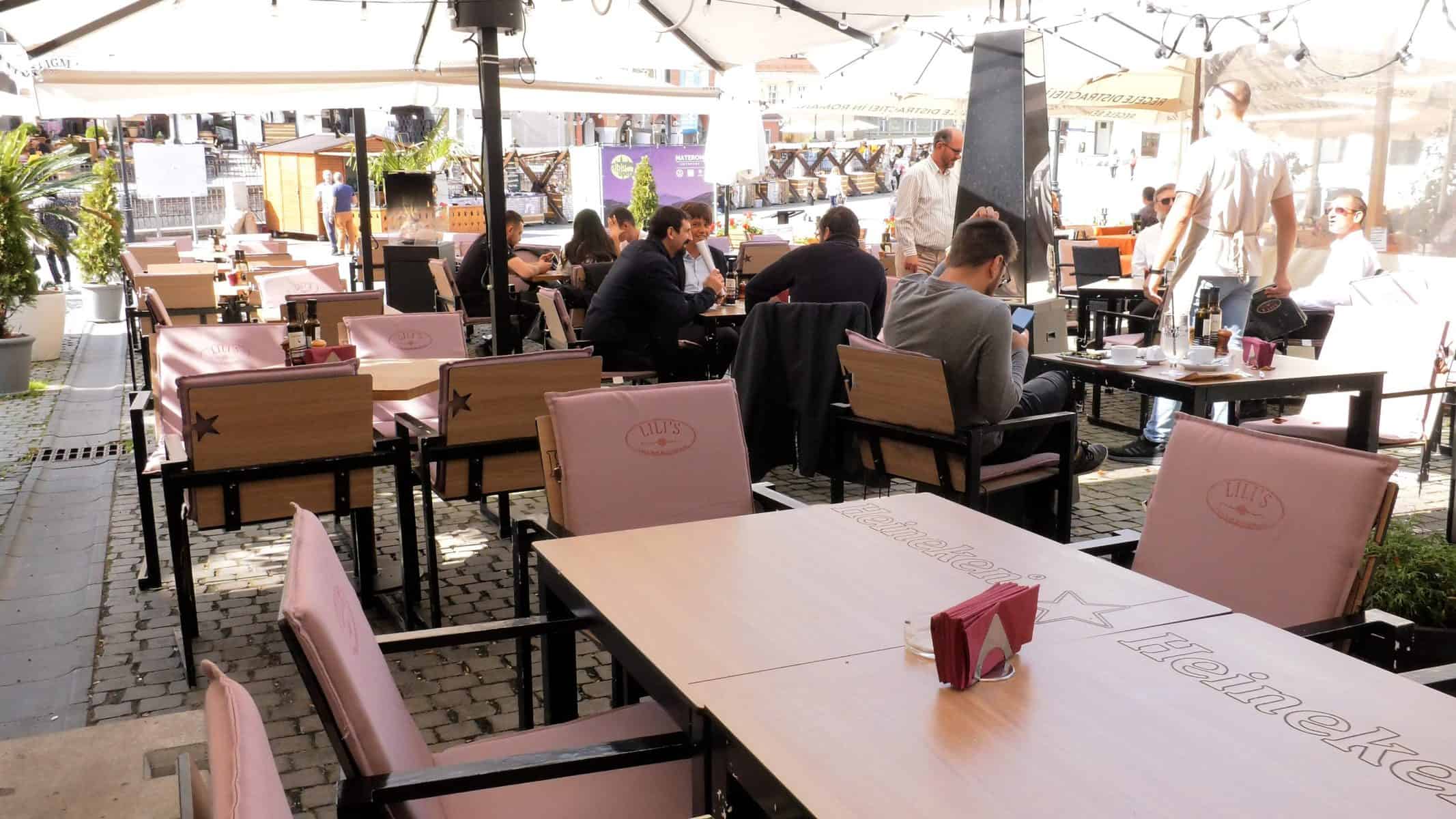 video: cum se respectă restricțiile la terasele din sibiu – certificatul verde, obligatoriu și nu prea – „n-am știut că se bagă de azi”