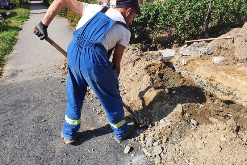 video foto - lucrările din terezian - locatarii nemulțumiți de înjumătățirea locurilor de parcare și tăierea copacilor