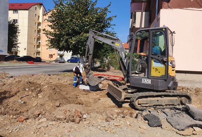 video foto - lucrările din terezian - locatarii nemulțumiți de înjumătățirea locurilor de parcare și tăierea copacilor