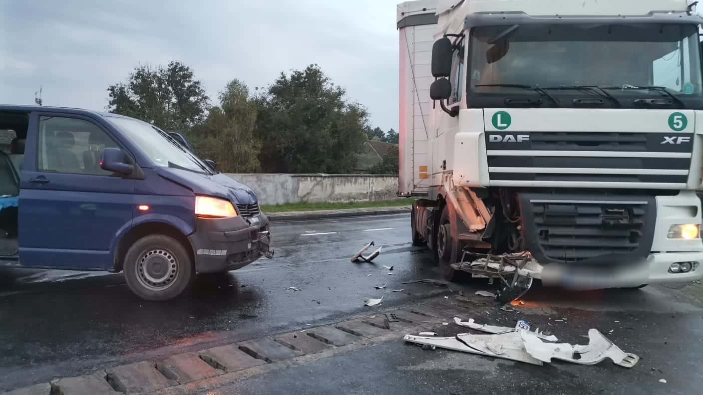 foto microbuz plin cu pasageri implicat într-un accident la porumbacu de jos