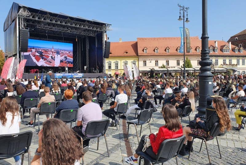 video foto generația pandemiei, întrunire cu mască în piața mare - bobocii, cei mai emoționați - ”e greu să ne recunoaștem după ochi"