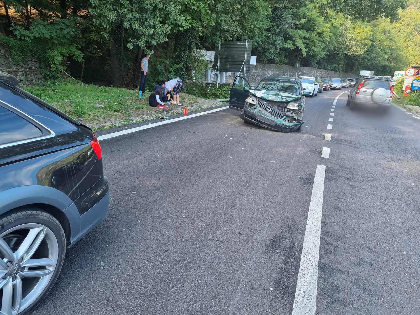 accident cu trei mașini pe valea oltului la căciulata - copil dus la spital