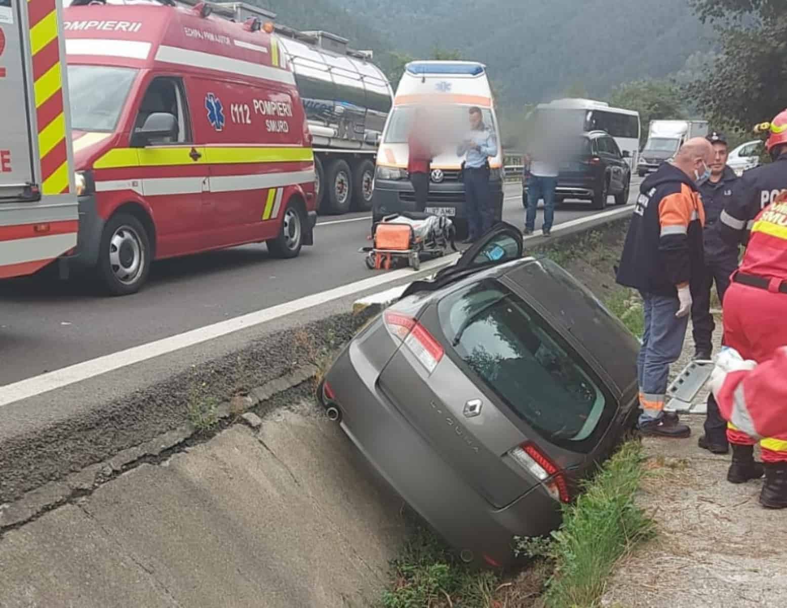 mașină în șanț la câineni în urma unui accident - doi răniți