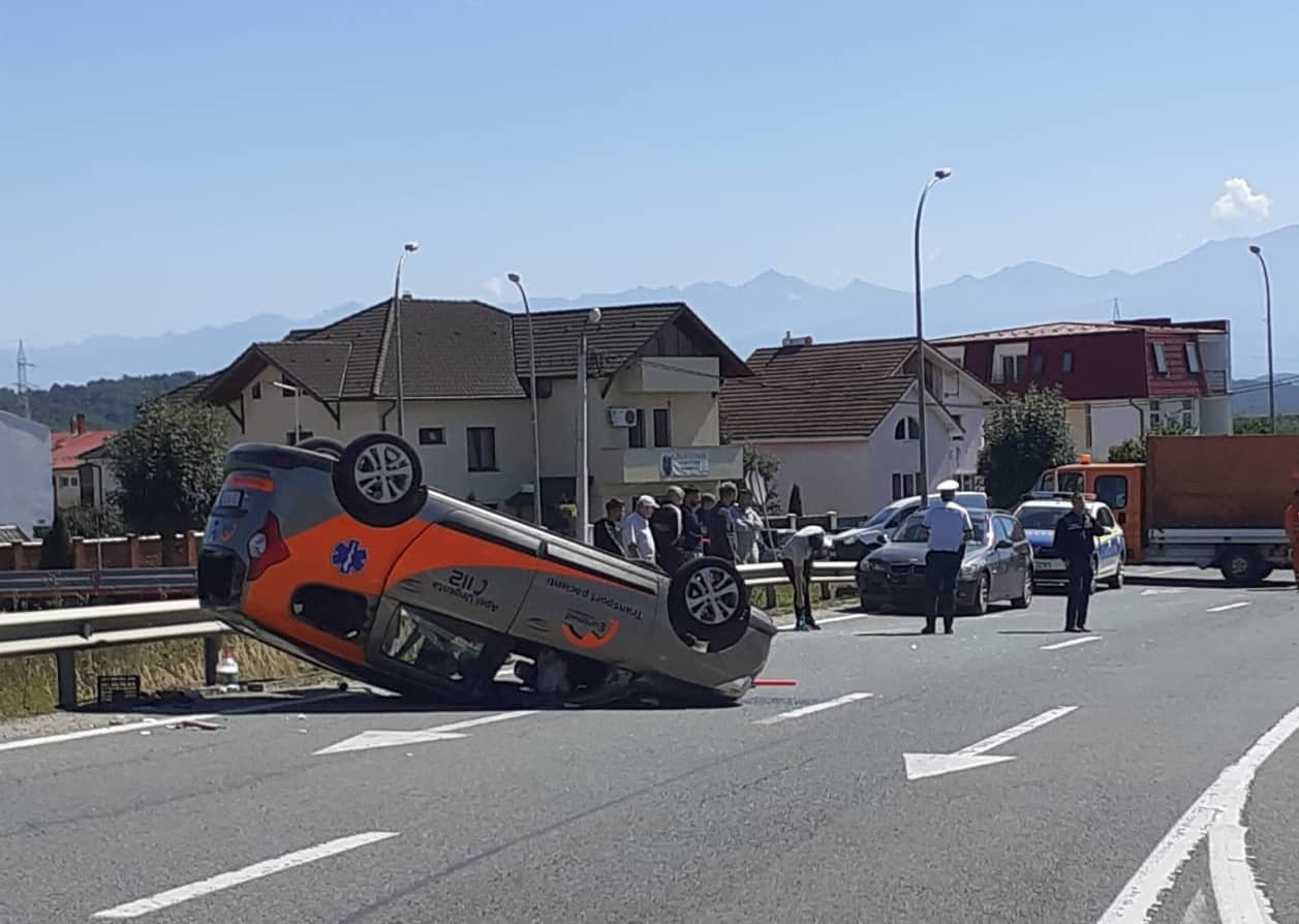 accidentul de la extaz – o ambulanță care transporta oameni bolnavi s-a răsturnat