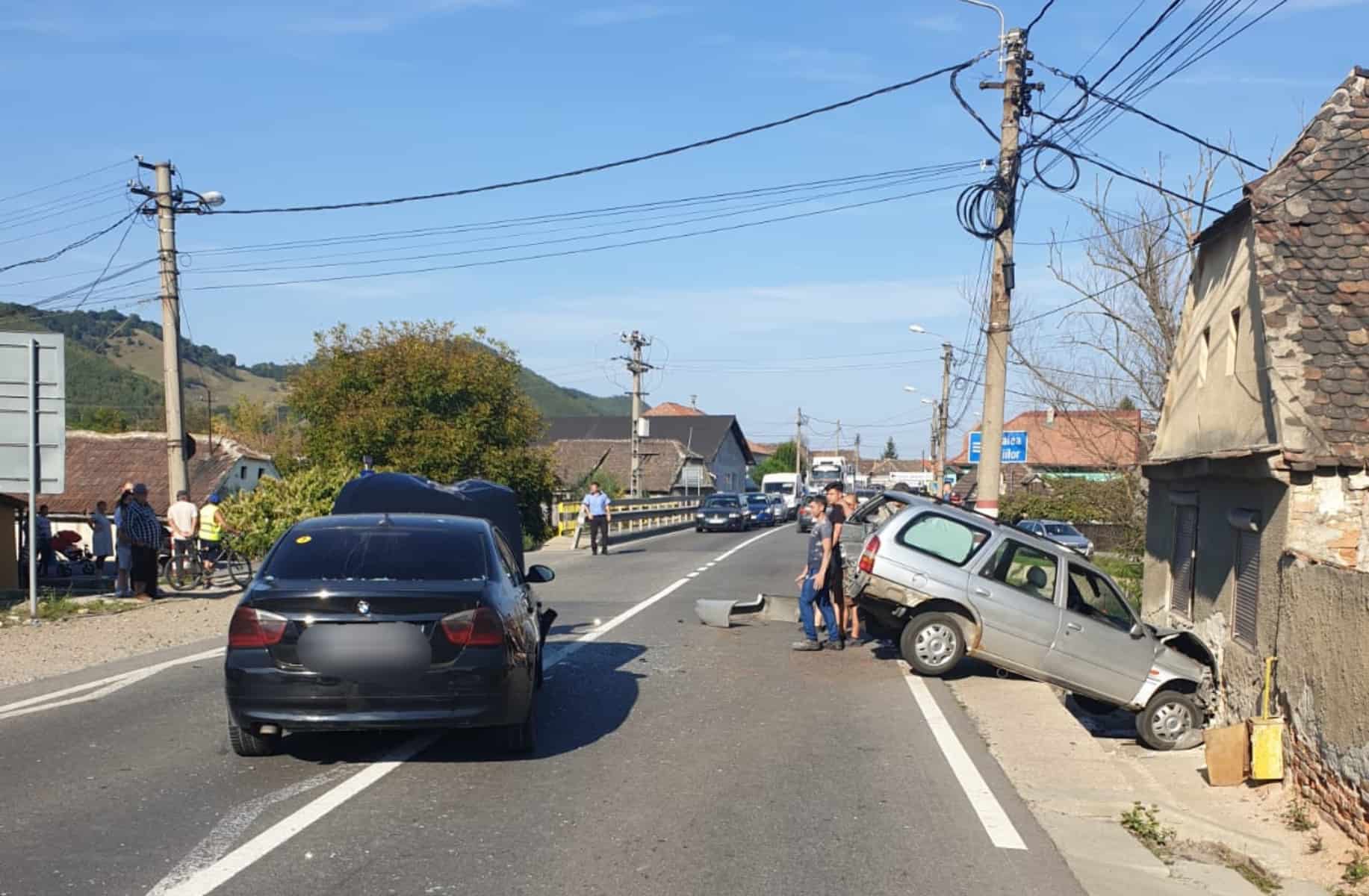 video foto: accident cu trei mașini la copșa mică - una a ajuns într-o casă