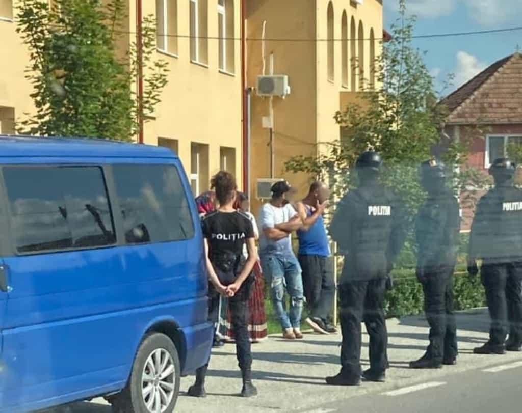 video: scene de groază de la măcelul de luni din parcarea de la mall - zeci de romi s-au bătut cu bâte și cuțite