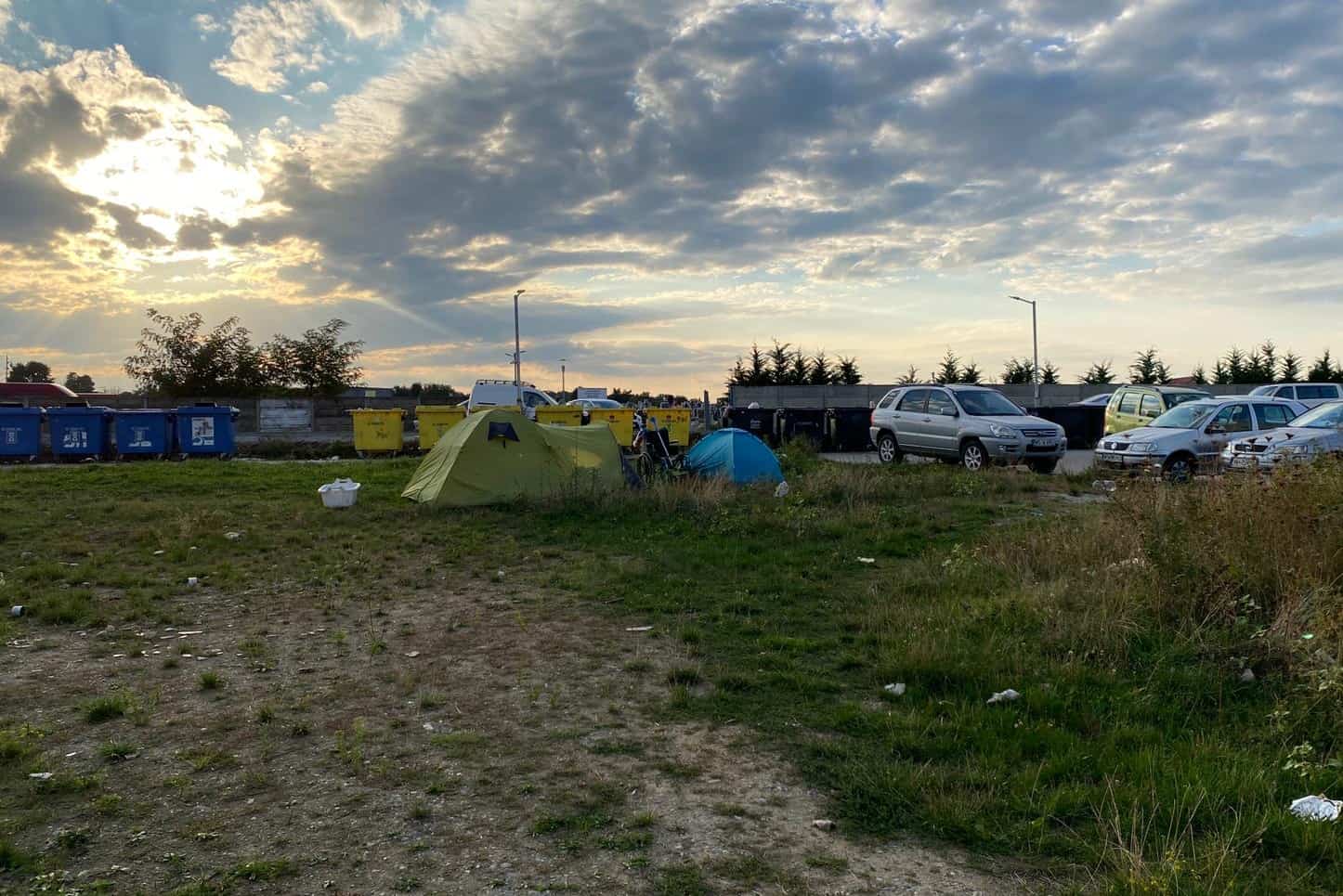 FOTO: Camping în cartierul Arhitecților - Mai mulți romi au instalat corturile lângă un parc și fac mizerie