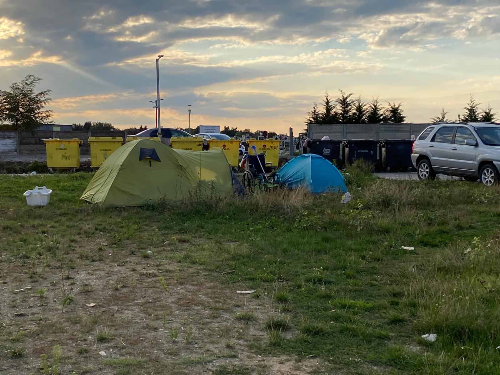 foto: camping în cartierul arhitecților - mai mulți romi au instalat corturile lângă un parc și fac mizerie