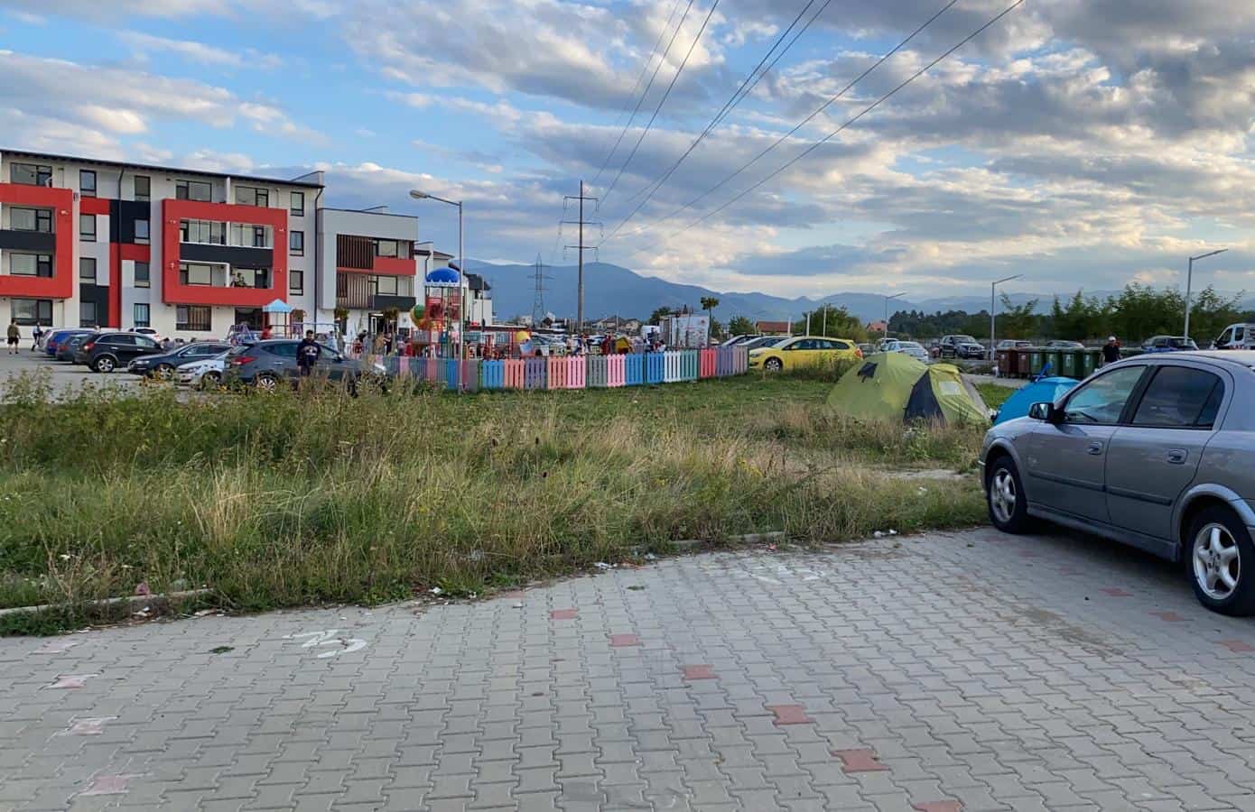 FOTO: Camping în cartierul Arhitecților - Mai mulți romi au instalat corturile lângă un parc și fac mizerie